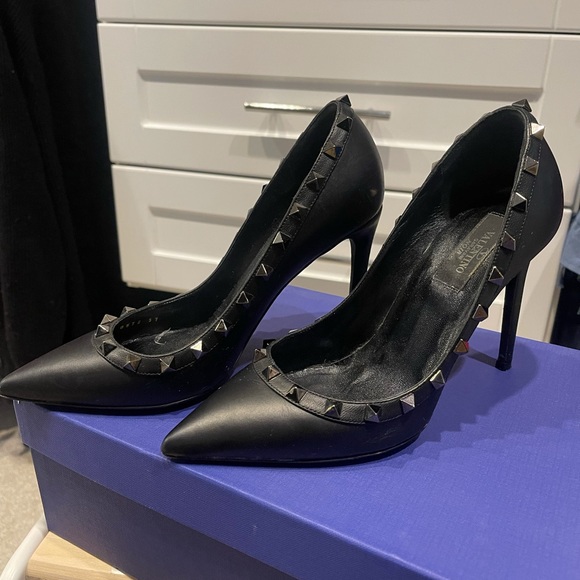 Valentino Shoes - 100% Authentic Valentino Noir Rockstud Pumps - 37